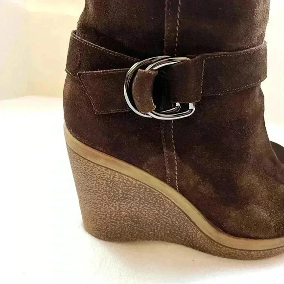 Marc Fisher Brown Suede “70’s” Rubber Wedge Faux Fur Top Buckle Boots Size 9M - Picture 4 of 16